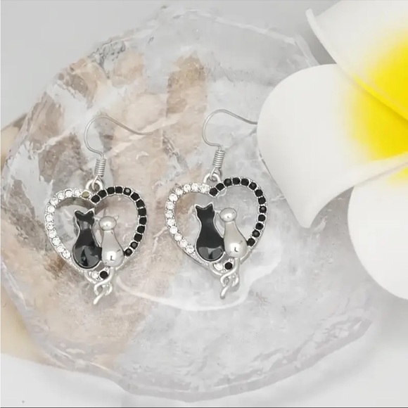 Swinging Cats  in heart earrings, new - Picture 5 of 5